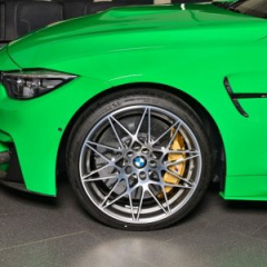 Купе BMW M4 в Individual Signal Green на BMW Abu Dhabi Motors