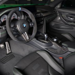 Купе BMW M4 в Individual Signal Green на BMW Abu Dhabi Motors