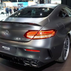 На автосалоне в Нью-Йорке представили обновленный автомобиль Mercedes-AMG C63.