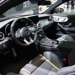 На автосалоне в Нью-Йорке представили обновленный автомобиль Mercedes-AMG C63.