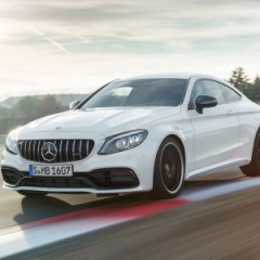 На автосалоне в Нью-Йорке представили обновленный автомобиль Mercedes-AMG C63.