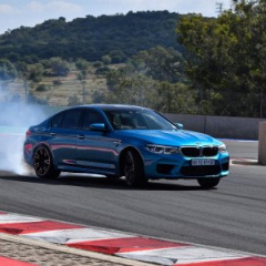 Дрифт BMW M5 F90 в Snapper Rocks Blue в Южной Африке