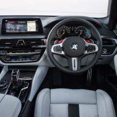 Дрифт BMW M5 F90 в Snapper Rocks Blue в Южной Африке