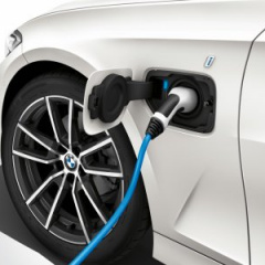 Летом 2019 года появится новый гибридный BMW 330e серии G20