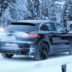 Предстоящий конкурент BMW X6 новый Porsche Cayenne Coupe замечен на тестировании в холодную погоду