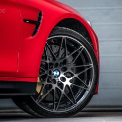 BMW M4 Coupe в потрясающем красном кузове с M Performance Parts