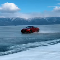 Дрифт на BMW M850i xDrive на замершем озере Байкал, скорость 200 км/час