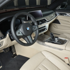 BMW Abu Dhabi Motors выпускает обновленный BMW 730Li 2019 года с массивной решеткой радиатора