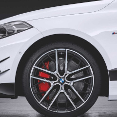 Новая BMW M135i xDrive в спортивном облике с деталями M Performance