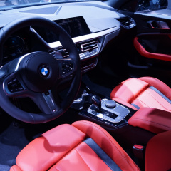 Новый BMW M135i xDrive F40 в новой одежде Storm Bay Metallic