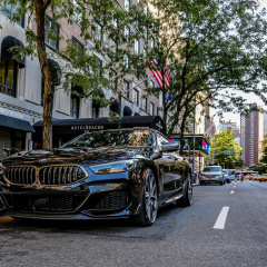 BMW 8 серии Gran Coupe G16 в темно-черном цвете на улицах Нью-Йорка