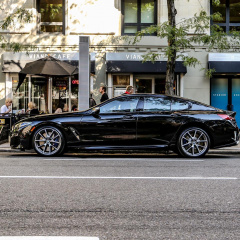BMW 8 серии Gran Coupe G16 в темно-черном цвете на улицах Нью-Йорка