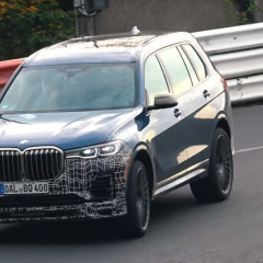 BMW ALPINA XB7 2020 разогревается на трассе в Нюрбургринге