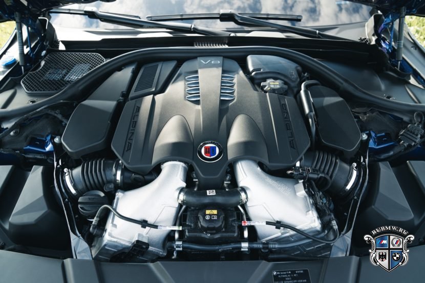 BMW ALPINA XB7 2020 разогревается на трассе в Нюрбургринге
