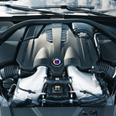 BMW ALPINA XB7 2020 разогревается на трассе в Нюрбургринге