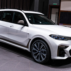 BMW X7 M50i с салоном Tartufo представлен в автосалоне BMW Abu Dhabi Motors