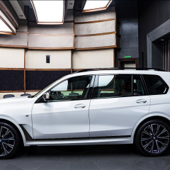 BMW X7 M50i с салоном Tartufo представлен в автосалоне BMW Abu Dhabi Motors