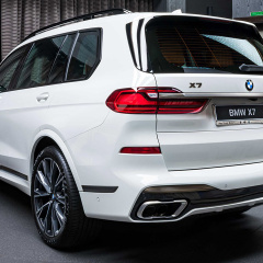 BMW X7 M50i с салоном Tartufo представлен в автосалоне BMW Abu Dhabi Motors