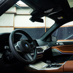 BMW X7 M50i с салоном Tartufo представлен в автосалоне BMW Abu Dhabi Motors