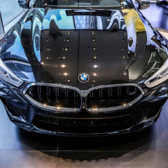 BMW M8 F92 в сапфировом черном металлике в нью-йоркском автосалоне