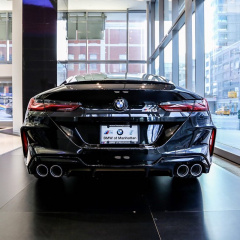 BMW M8 F92 в сапфировом черном металлике в нью-йоркском автосалоне