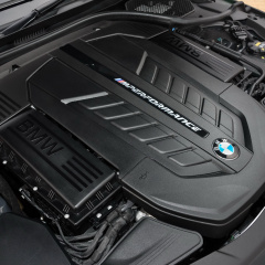 Новый M760Li xDrive V12 представлен в стандартной форме M Performance