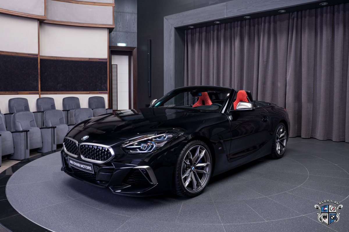 BMW Z4 M40i с металлической краской Sapphire Black и салоном Magma Red