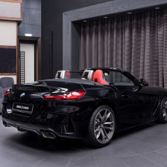 BMW Z4 M40i с металлической краской Sapphire Black и салоном Magma Red