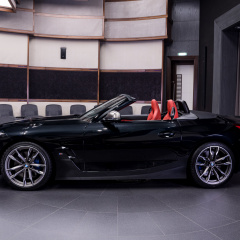 BMW Z4 M40i с металлической краской Sapphire Black и салоном Magma Red