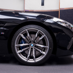 BMW Z4 M40i с металлической краской Sapphire Black и салоном Magma Red