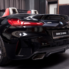 BMW Z4 M40i с металлической краской Sapphire Black и салоном Magma Red