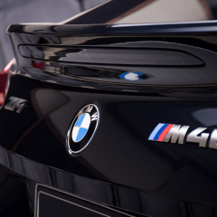 BMW Z4 M40i с металлической краской Sapphire Black и салоном Magma Red