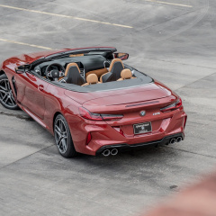 Мощный BMW M8 Convertible 2020 выглядит красиво в Motegi Red