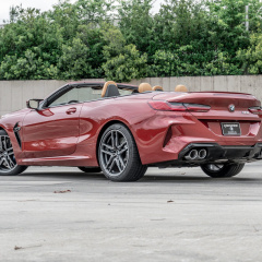 Мощный BMW M8 Convertible 2020 выглядит красиво в Motegi Red