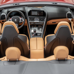Мощный BMW M8 Convertible 2020 выглядит красиво в Motegi Red