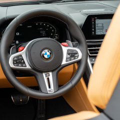 Мощный BMW M8 Convertible 2020 выглядит красиво в Motegi Red