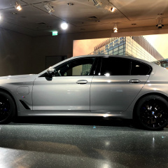 Новый гибридный плагин BMW 545e xDrive LCI с пакетом M Sport