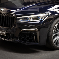 BMW M760Li Individual G12-LCI в цвете черный азурит на выставке BMW Abu Dhabi Motors