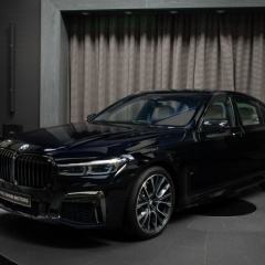 BMW M760Li Individual G12-LCI в цвете черный азурит на выставке BMW Abu Dhabi Motors