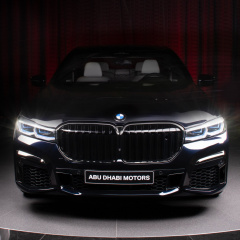 BMW M760Li Individual G12-LCI в цвете черный азурит на выставке BMW Abu Dhabi Motors