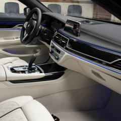 BMW M760Li Individual G12-LCI в цвете черный азурит на выставке BMW Abu Dhabi Motors