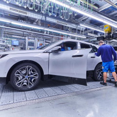 BMW iX в белом цвете: на фотографиях производство на заводе в Дингольфинге