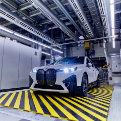 BMW iX в белом цвете: на фотографиях производство на заводе в Дингольфинге