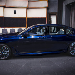 BMW M760Li: самый красивый лимузин с двигателем V12 цвета синий танзанит