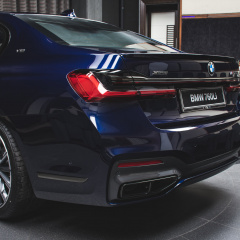 BMW M760Li: самый красивый лимузин с двигателем V12 цвета синий танзанит
