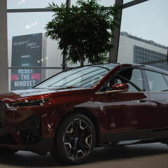 Электрический кроссовер BMW iX 2022 года представлен в Мюнхене на выставке BMW Welt