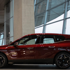 Электрический кроссовер BMW iX 2022 года представлен в Мюнхене на выставке BMW Welt