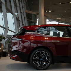 Электрический кроссовер BMW iX 2022 года представлен в Мюнхене на выставке BMW Welt