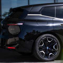 BMW iX с аккумулятором 105 кВтч и мощностью 523 л.с.
