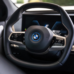BMW iX с аккумулятором 105 кВтч и мощностью 523 л.с.